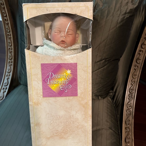 🩷NEW IN BOX NUMBERED PREMIUM EDITION Dreams and Treasures porcelain doll - Picture 4 of 7